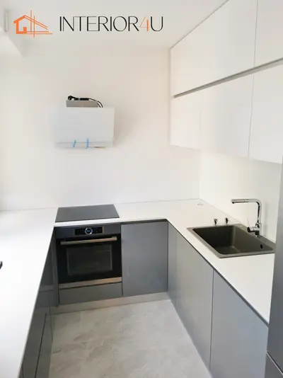 Kuhinja s drvenim detaljima